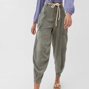BDG Carissa High-Waisted Cocoon Pant